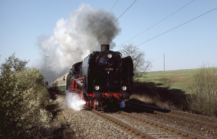 03 001 mit Sonderzug hinter Eubigheim (Boxberg), 20.04.1997
