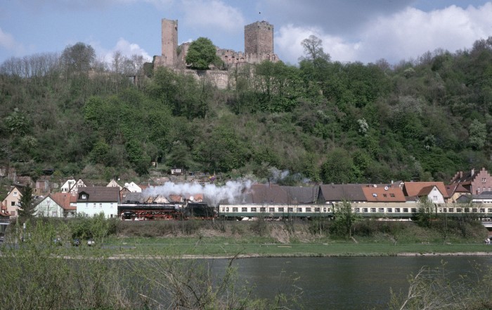 03 001 mit Sonderzug im Maintal, unterhalb der Hemeburg, 20.04.1997