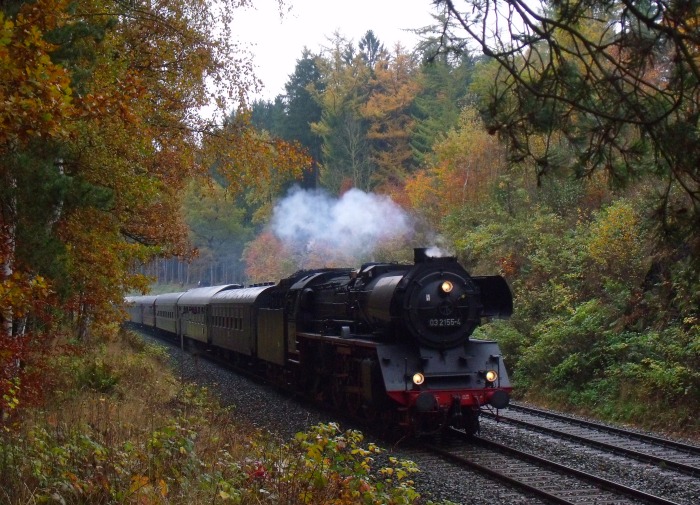 03 2155 mit Sonderzug DPE 24485 Leipzig -Hof -Neuenmarkt-Wirsberg, abwärts fahrend unterhalb Markschorgast bei km 80,8, um 13:00h am 05.11.2016