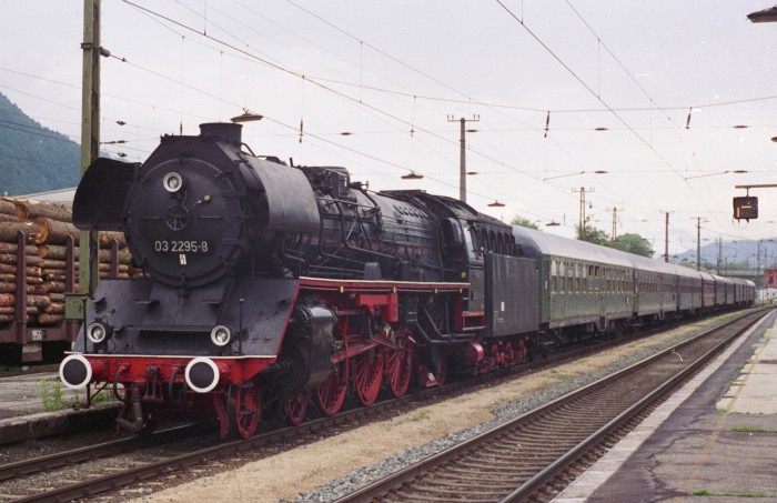 03 295 vor Sonderzug in Jenbach (Tirol), am 07.06.1997
