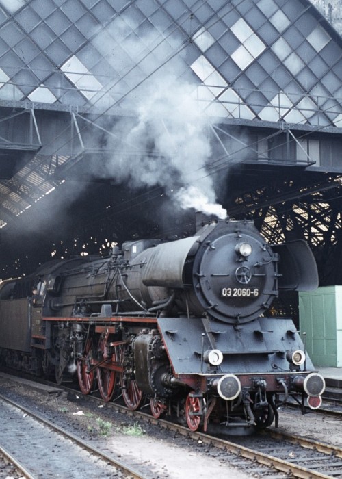 03 2060 vor Dresdener Wagen des D 451 im Hauptbahnhof, am 16.07.1976