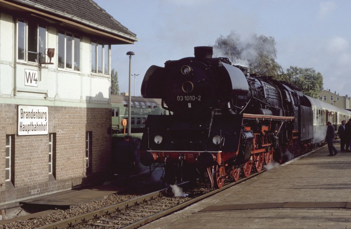 03 1010 vor D 642 am Bahnsteig in Brandenburg, am 19.10.1991