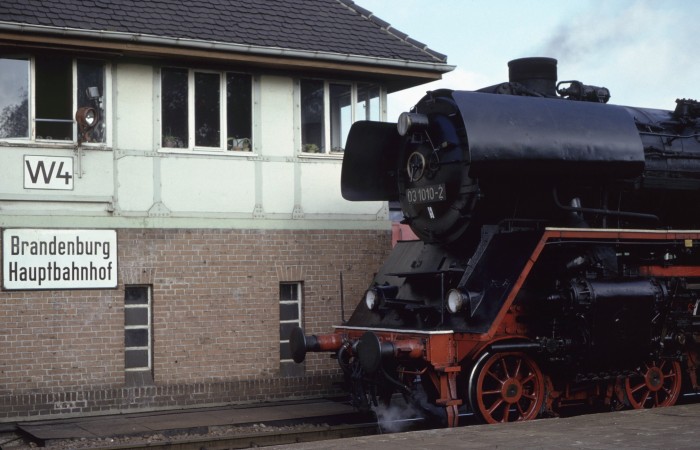 03 1010 vor D 642 am Bahnsteig in Brandenburg, am 19.10.1991