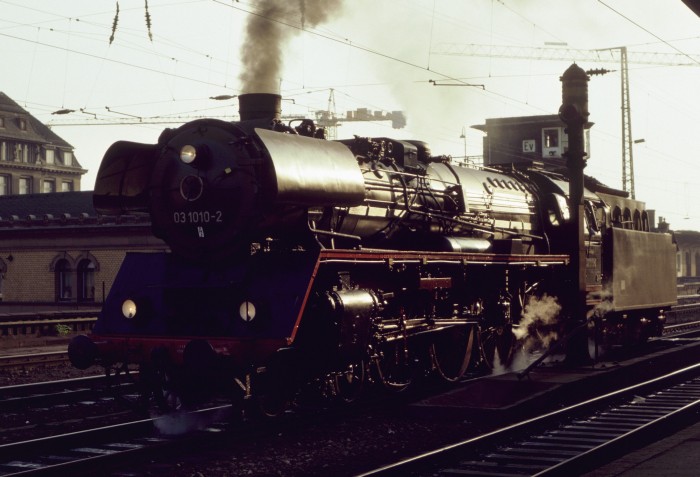 03 1010 wartet auf D 2758 in Erfurt, am 09.05.1993
