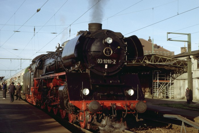 03 1010 vor D 2753 in Erfurt Hbf, am 10.10.1993