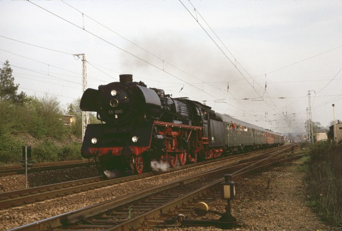 03 1010 Sonderzug Dresden->Berlin, Durchfahrt Weinböhla, 03.05.1997