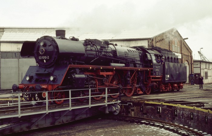 03 1010 auf der Drehscheibe im Bw Arnstadt, am 24.02.2001