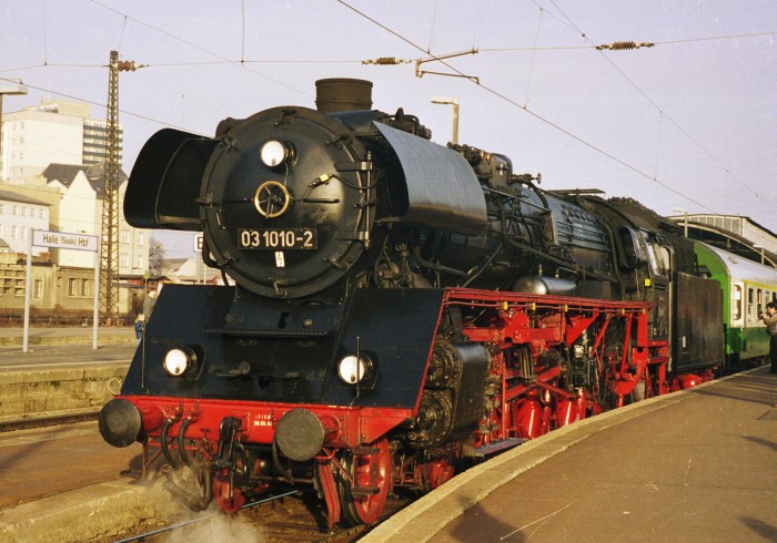 03 1010 vor Sonderzug nach Arnstadt, in Halle Hbf, Februar 1998
