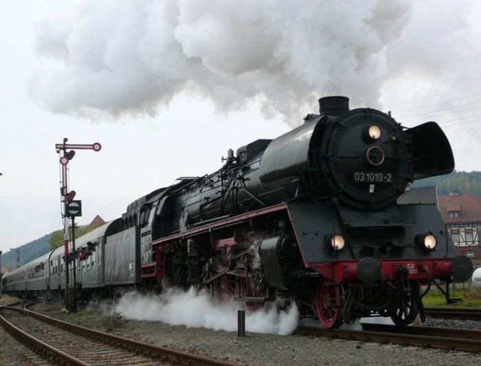03 1010 vor Personenzug Meiningen->Eisenach, Ausfahrt Wernshausen, um 12:24h am 30.10.2008