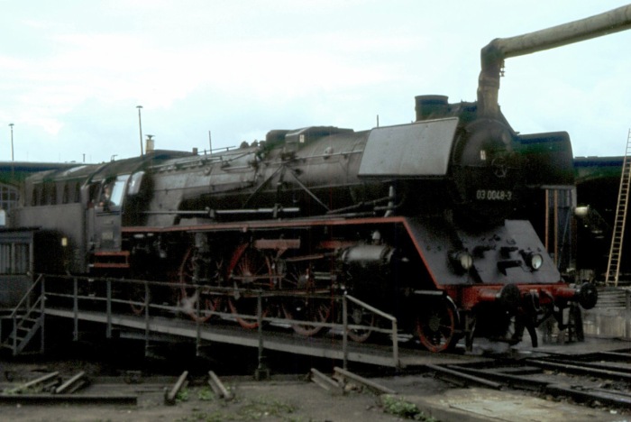 03 0048 auf der Drehscheibe Bw Stralsund, im September 1978