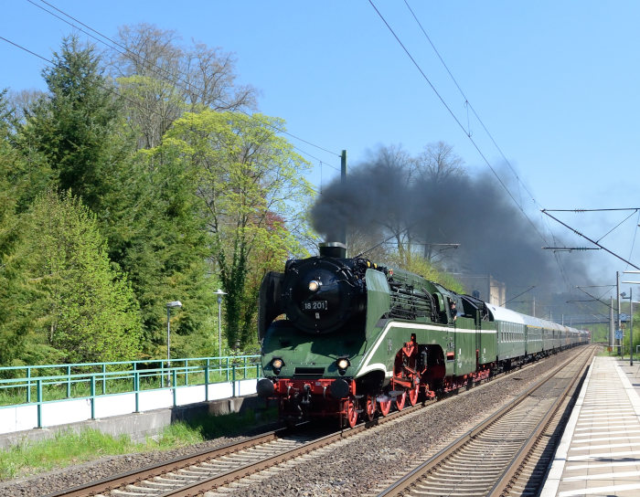 18 201 mit Sonderzug von Leipzig über Berlin nach Hamburg durchfährt den berühmten kleinen Bahnhof Friedrichsruh, am 07.05.2016