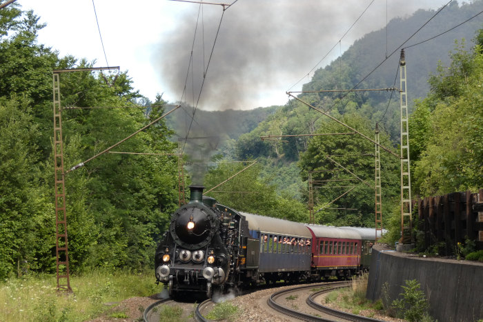 Lok 3673 (alias 18 478) mit Sonderzug DPE 52226 von Nördlingen nach Geislingen, mitten auf der Geislinger Steige (bei km 64,7), um 10:20h am 09.07.2022
