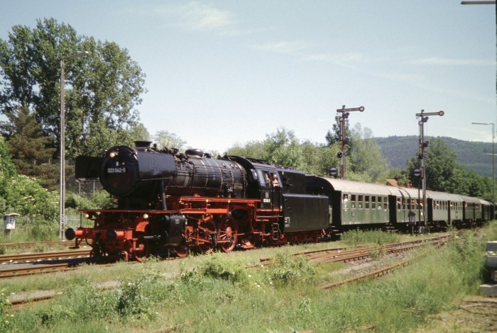 23 042 mit RB 19548 Einfahrt Miltenberg, 26.05.2005