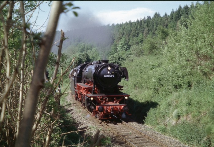 23 042 RB Miltenber->Walldürn, vor Walldürn, am  27.05.2005