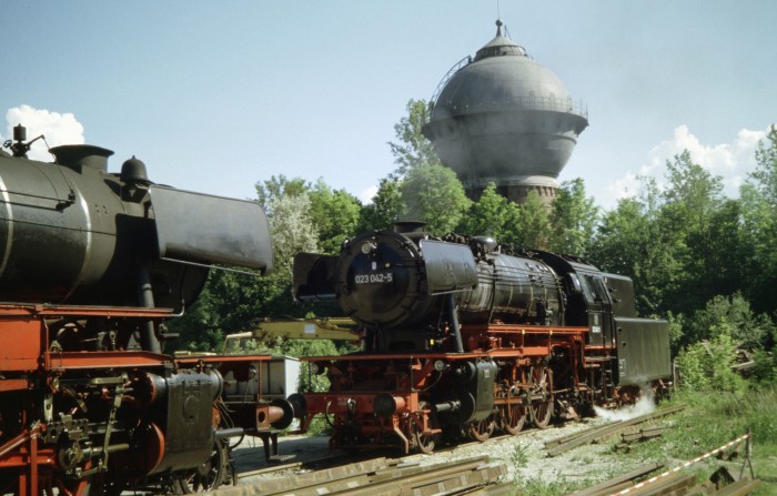 23 042 und 23 058 im Bw Crailsheim, 28.05.2005