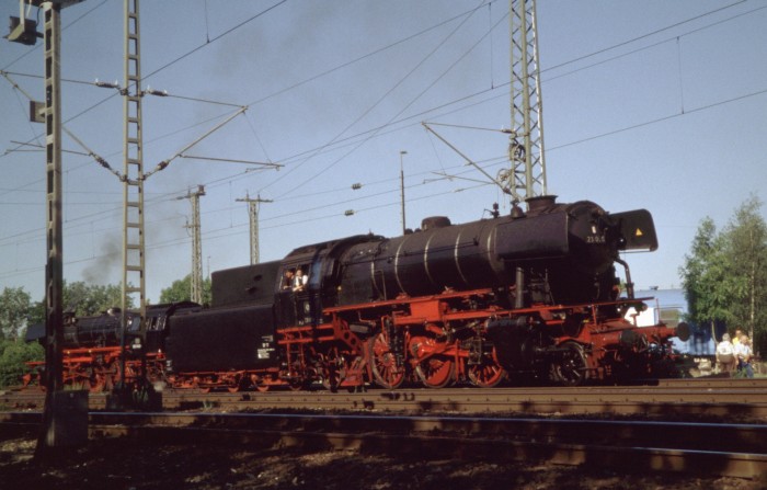 vorn die 23 058, im Hintergrund setzt gerade die 23 042 um, 18:25h am 28.05.2005