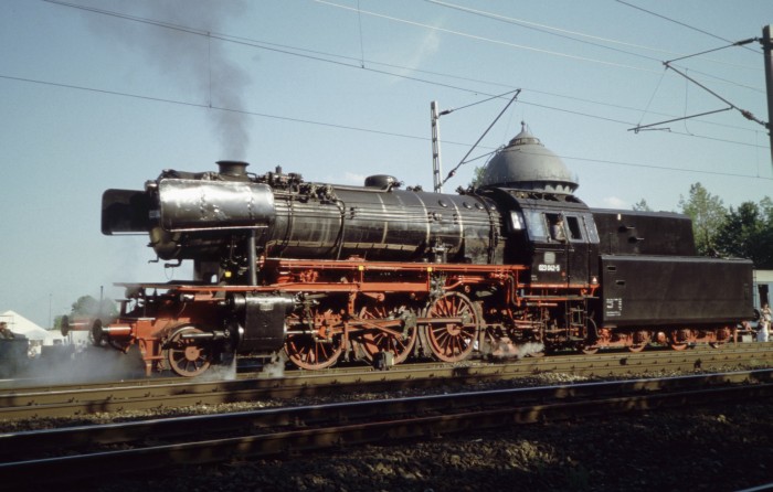 23 042  macht Paradefahrten am Bw Crailsheim, 28.05.2005