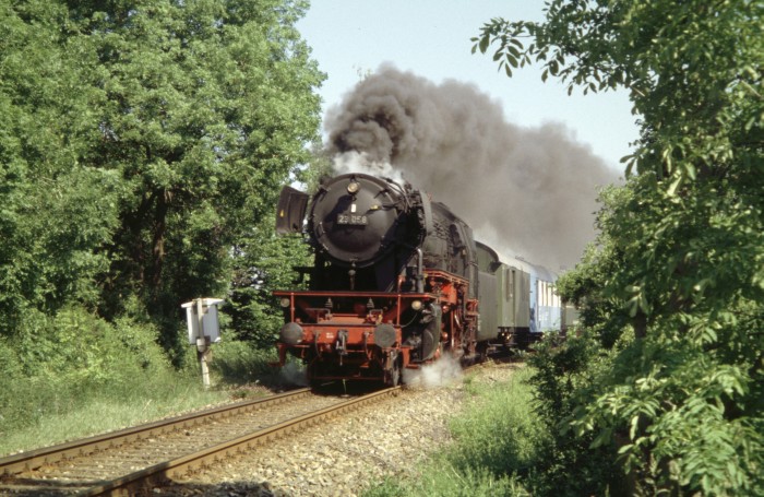 23 058 Überführungszug hinter Aalen Richtung Ulm, 29.05.2005