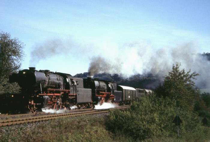23 042 + 23 058 mit Überführungszug Richtung Heilbronn, bei Gailenkirchen, 08.10.2006
