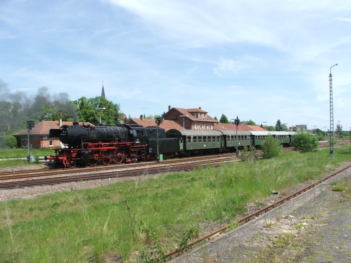 23 042 vor Regionalzug in Walldürn, 27.05.2005