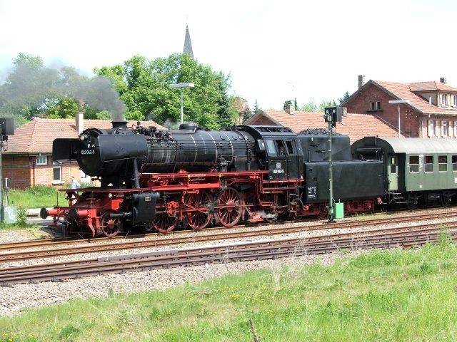 23 042 vor Regionalzug in Walldürn, 27.05.2005