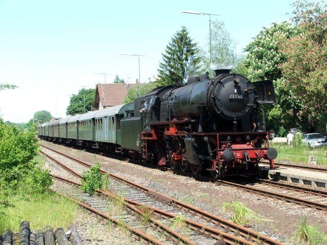 23 058 vor Personenzug in Blaufelden, 28.05.2005