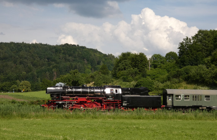 23 058 vor dem abendlichen, als Schlemmerzug bezeichneten Sonderzug auf der Strecke Schorndorf-Welzheim hinter Miedelsbach, um 17:08h am 26.06.2021