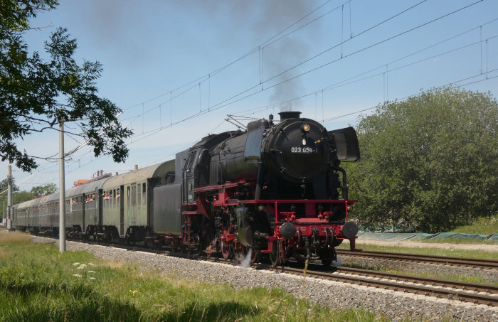 23 058 mit Pendelzug (Nr.2) Schwäbisch Hall -- Crailsheim Ausfahrt Eckartshausen-Ilshofen, um 12:27h am 04.07.2022