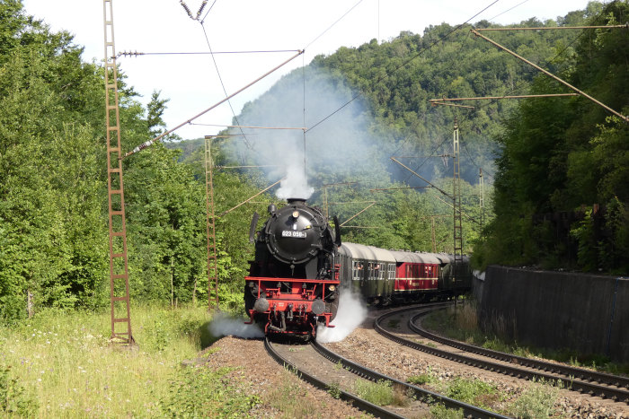 23 058 vorm Zug DPE 31235 (Ettlingen->Ulm), Schub: Diesellok ex Br 211, auf der Geislinger Steige (bei km 64,7), um 9:31h am 09.07.2022