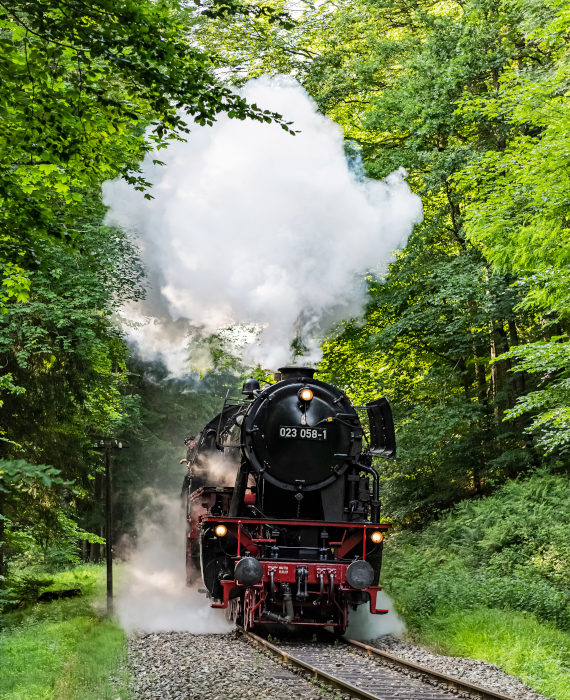 23 058 kommt hier nun mit dem Schlemmerexpress in der Kurve hinterm Strümpfelbachtal und unterhalb von Laufenmühle hoch gefahren, um 18:45h am 26.06.2021