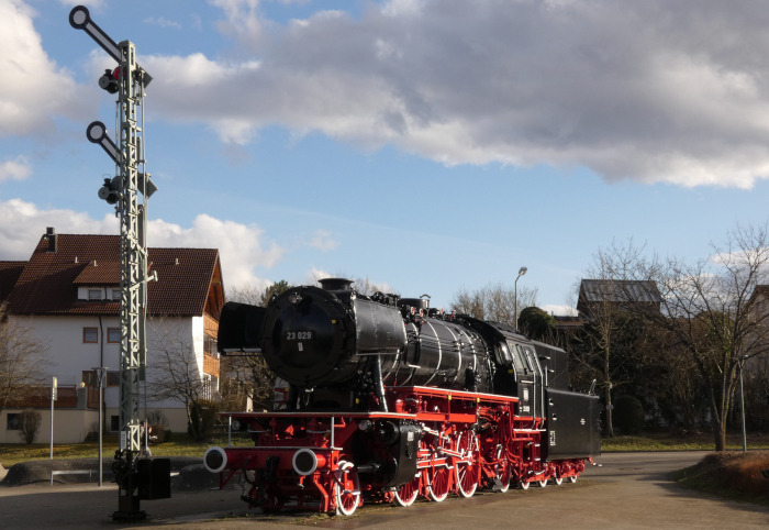 23 029 als Denkmal-Lokomotive vor dem Berufsschulzentrum in Aalen, fotografiert gegen 17:00h am 27.03.2021