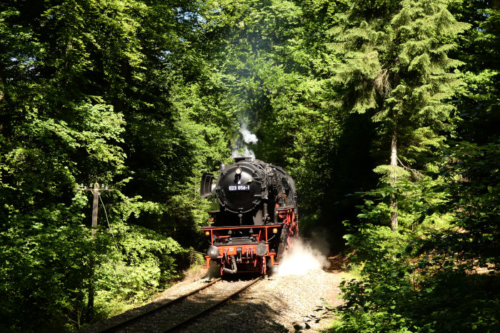 23 058 (als 023 058-1 beschriftet) mit Zug Schorndorf->Welzheim im Wald oberhalb von Laufenmühle (bei km 17,7), um 11:15h am 13.06.2021
