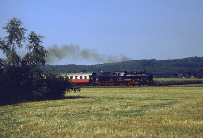 24 009 Sonderzug auf der TWE vor Lienen, am 05.09.1981