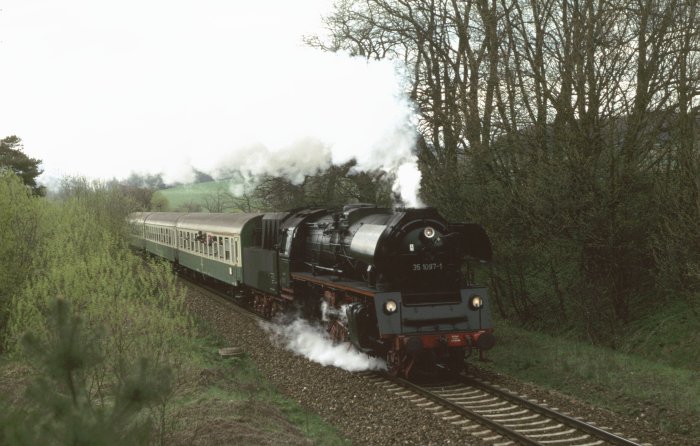 35 1097 mit RE 3280 hinter Ettenhausen, am 16.04.1999