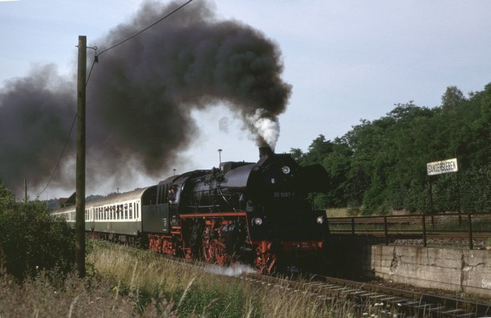 35 1097 Sonder-Eilzug nach Halberstadt, Ausfahrt Sandersleben, am 17.07.1999