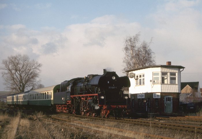 35 1097 mit RB 26211 Einfahrt Greußen, 20.02.2000