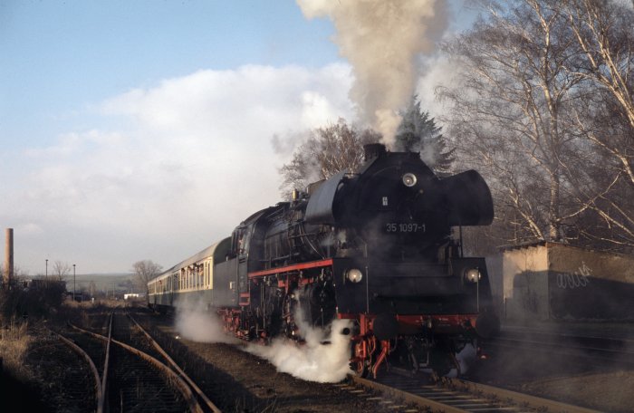 35 1097 mit RB 26211 Ausfahrt Greußen, 20.02.2000