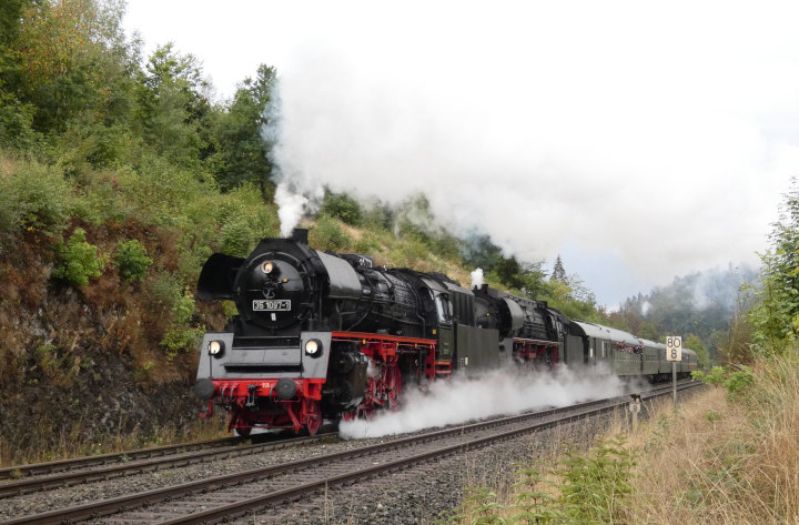 35 1097 + 01 519 vor Sonderzug Neuenmarkt-Wirsberg‑>Leipzig, auf der Schiefen Ebene bei Streckenkilometer 80,8, um 17:58h am 10.09.2022