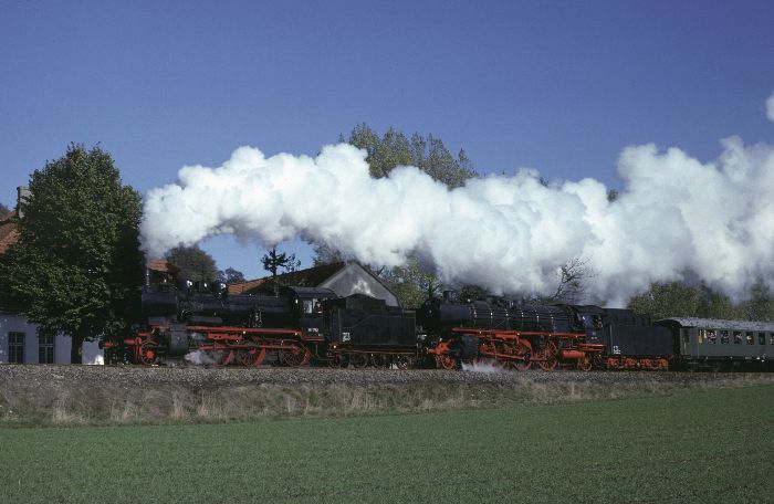 38 1772 + 01 150 Sonderzug auf der TWE, Einfahrt von Tecklenburg, am 23.10.1983