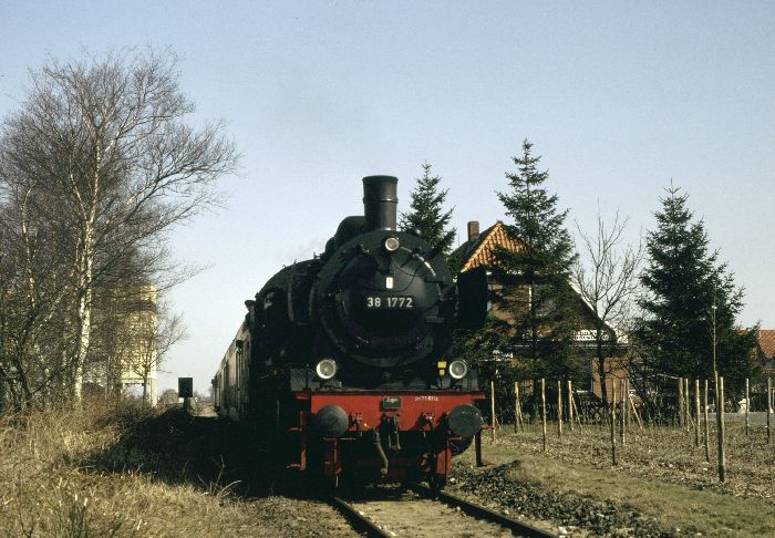 38 1772 mit Sonderzug von Buxtehude nach Harsefeld, fotografiert beim Halt in Apensen, um 13.10h am 18.03.1984
