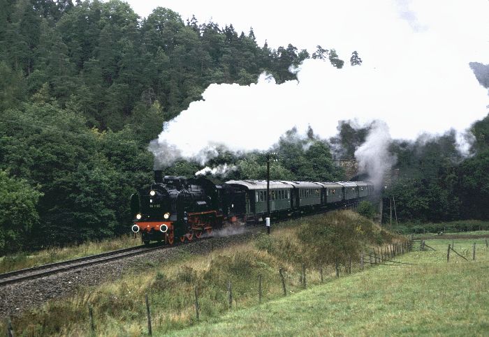 38 1182 mit Sonderzug hinterm Lochguttunnel zwischen Wünschendorf und Berga, 10.09.1983