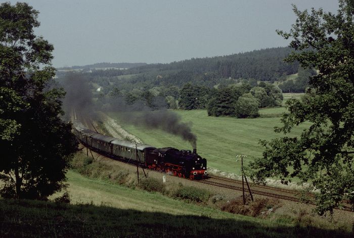 38 1182 bei Scheinanfahrt mit Sonderzug bei Ebersreuth (Adorf), am 10.09.1983