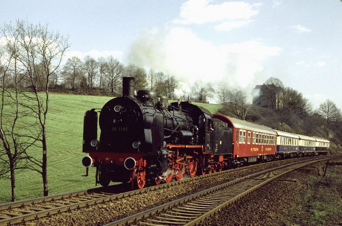 38 1182 mit Rheingold-Sonderzug bei Jocketa, am 27.04.1984