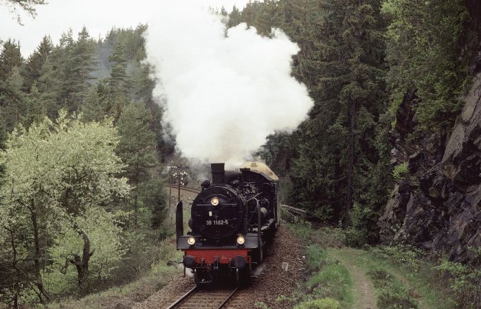 38 1182 mit Sonder-Leer-Reisezug bei Lückenmühle (Oberland), am 06.05.1998