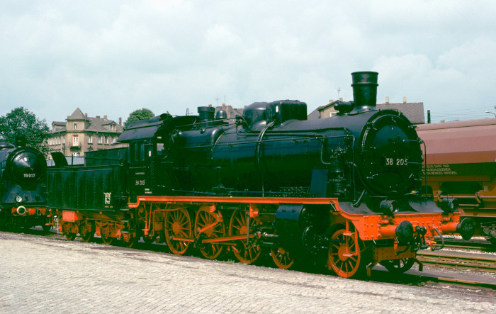 38 205 auf der damals im Reichsbahnland sehr bekannten Fahrzeug-Ausstellung in Radelbeul Ost bei Dresden, am 12.08.1978