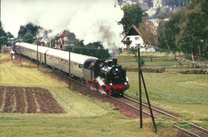 38 205 vor Sonderzug bei Grünstädtl, am 13.09.1997
