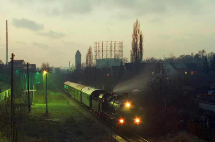38 205 mit Sonderzug in der Abenddämmerung am Hp Chemnitz-Reichenhain, Oktober 1996