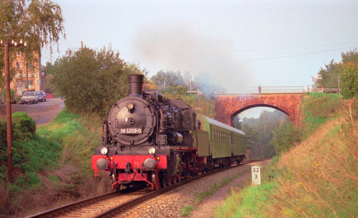 38 205 mit Sonder-Personenzug hinter der Steinbrücke bei Wechselburg, am 14.10.1996
