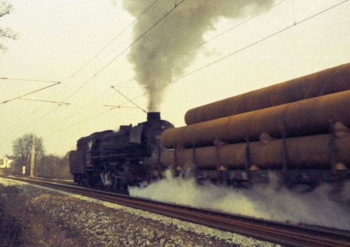 042 363 Tv mit Güterzug Richtung Salzbergen, nördlich von Rheine, um 9:40h am 22.03.1975