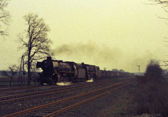 042 106 + 043 mit Kohlezug Durchfahrt Elbergen, am 22.03.1975